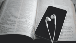 Bíblia Sagrada: App que você pode ouvir e ler sem usar a internet